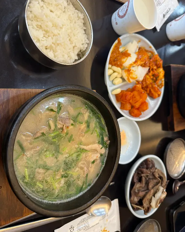 돼지국밥 한 상 차림
