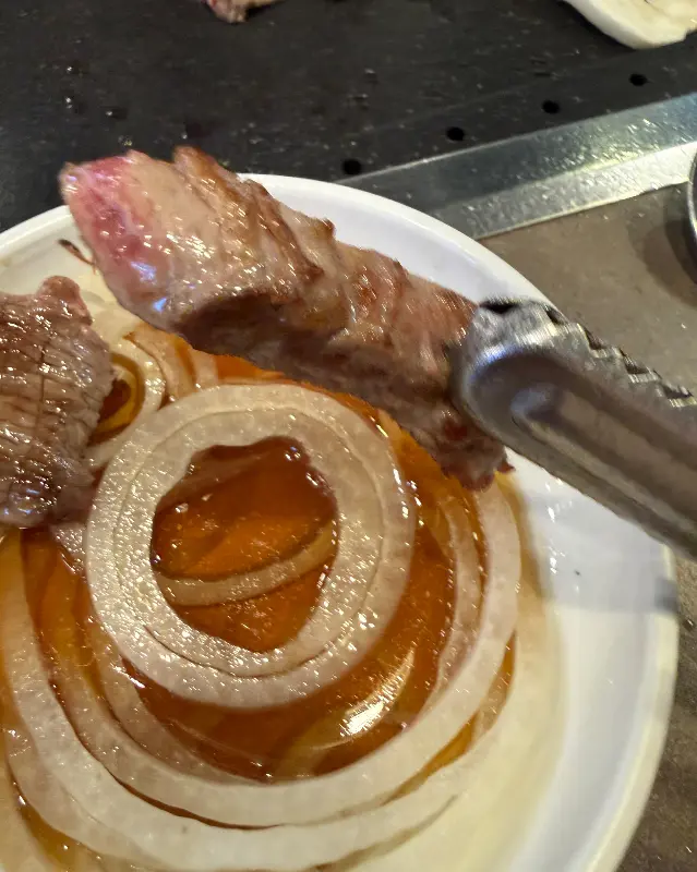 양파 소스에 찍은 등심