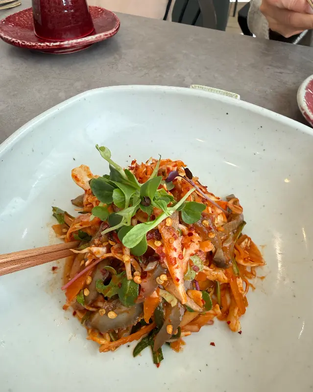 다채로운 색감과 식감이 살아있는 버섯 잡채