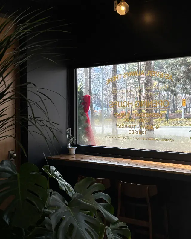 창밖 풍경이 보이는 에낭의 창가 자리