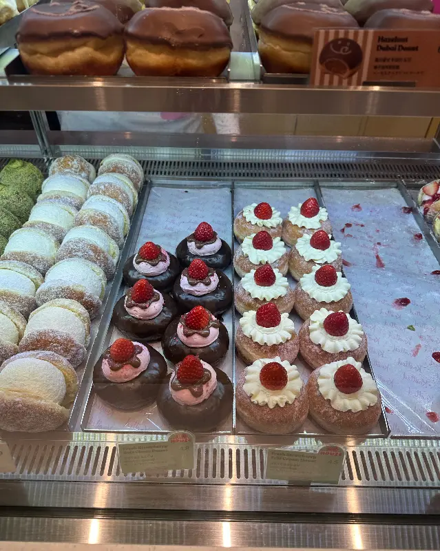 다양한 종류의 도넛이 진열된 쇼케이스