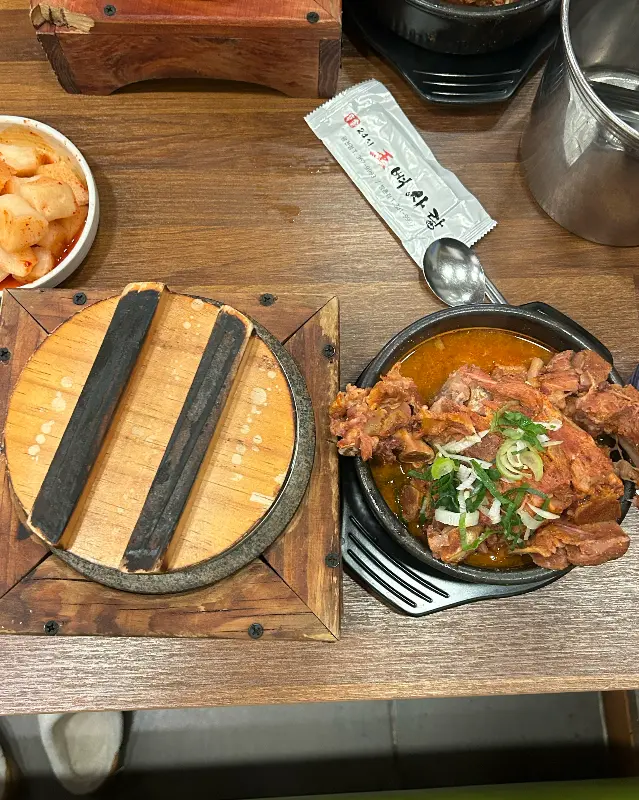 돌솥밥과 왕뼈해장국 세팅