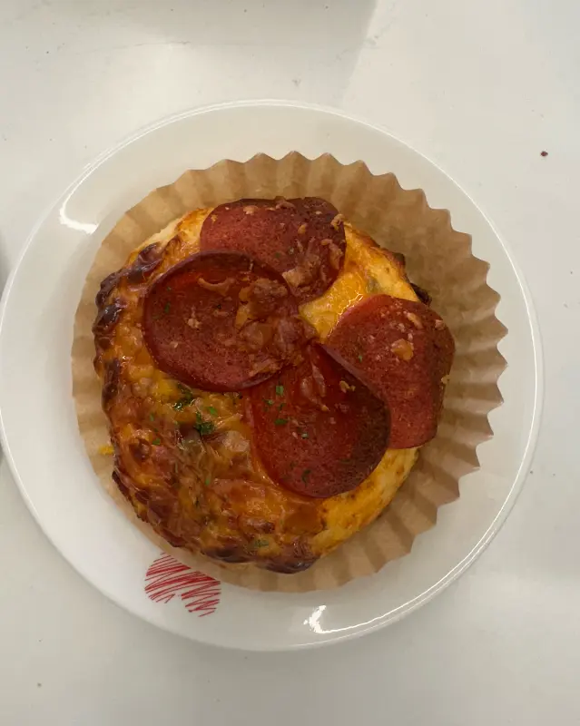 테이블 위에 놓인 두 개의 두바이쫀득쿠키