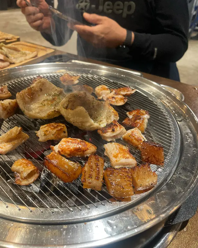 숯불 위에서 구워지는 막창