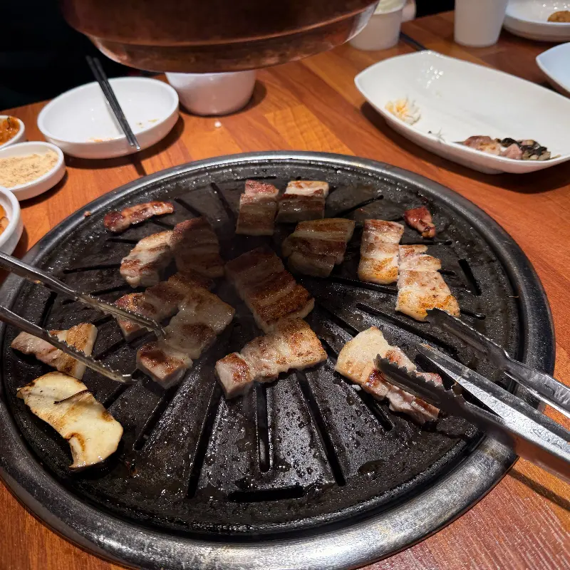 잘 구워진 삼겹살