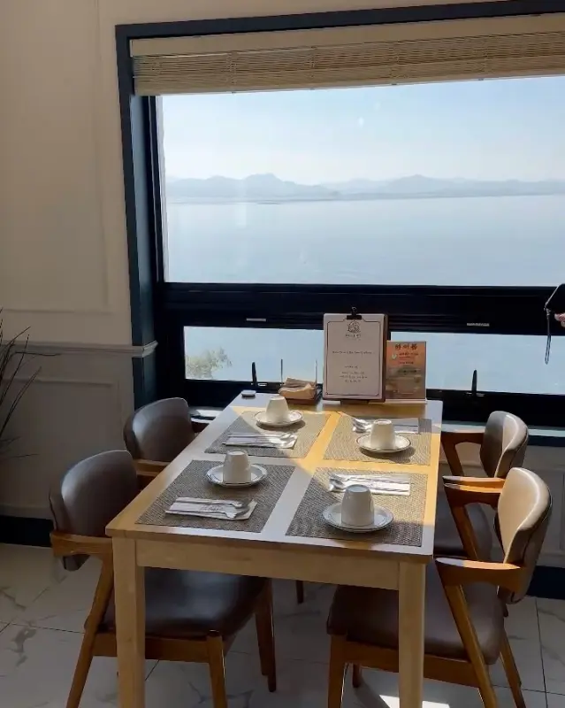 창밖으로 보이는 바다