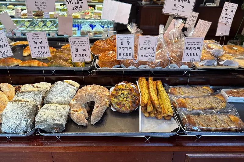 다양한 종류의 빵 진열