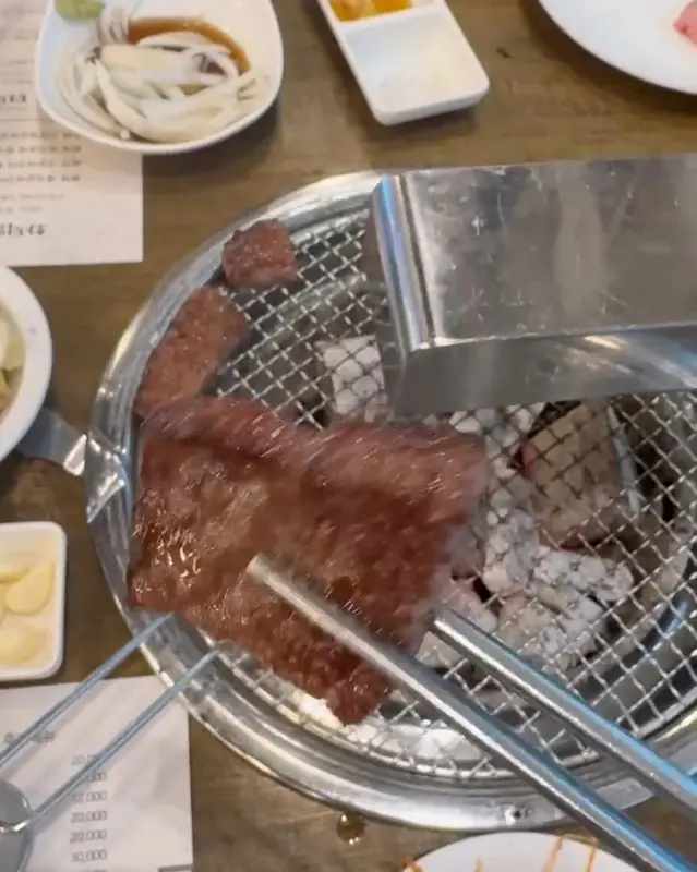숯불 위에 구워지는 소고기