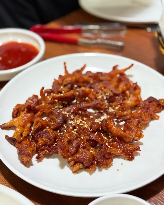 매콤한 양념이 돋보이는 동키치킨 닭발