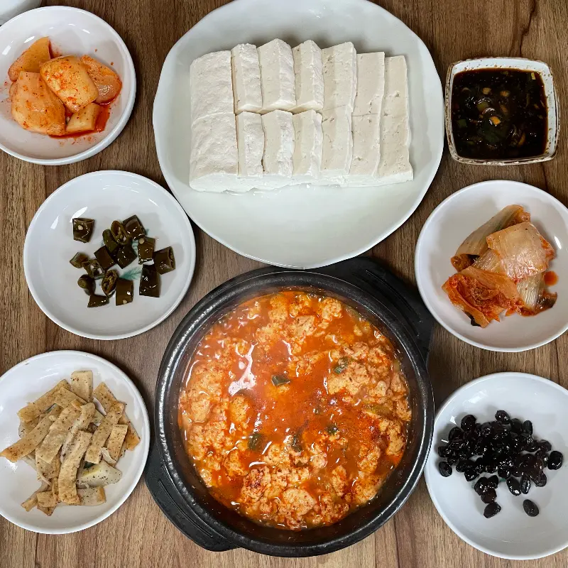 순두부찌개와 맷돌순두부, 그리고 다양한 밑반찬