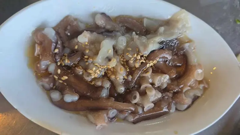 참깨가 뿌려진 낙지탕탕이