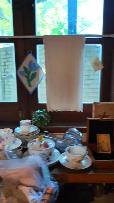 앤티크 소품들이 진열된 모습