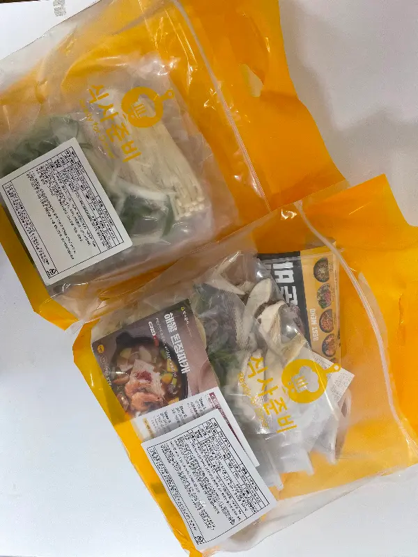 깔끔하게 포장된 음식 재료들