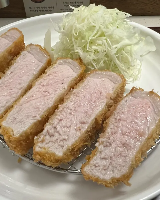 깔끔하게 세팅된 도톰카츠의 테이블 모습