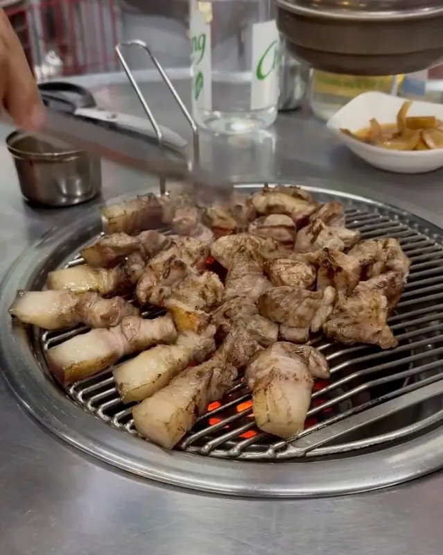 사장님의 현란한 고기 굽기 스킬