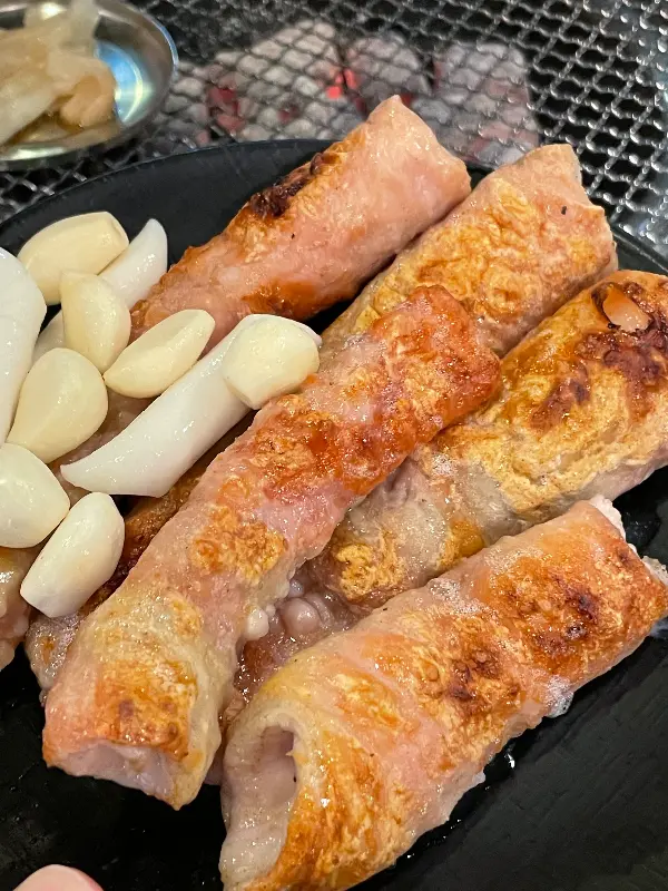 노릇하게 구워진 막창과 마늘의 환상적인 조합