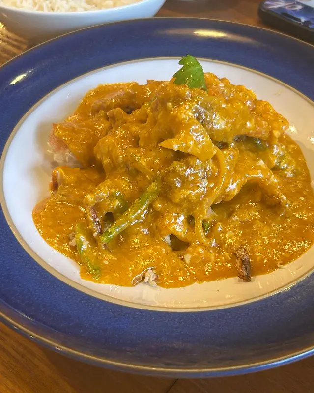 윤기가 흐르는 뿌팟퐁커리