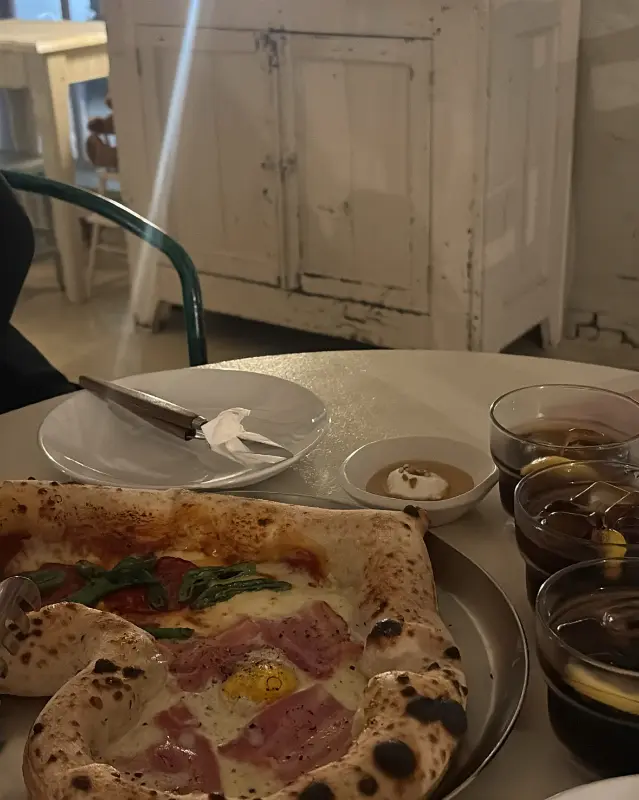 밤 휘핑 메이플 피스타치오 소스를 찍어 먹는 피자