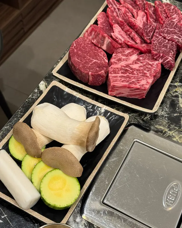 잘 구워진 등심과 채소 모듬