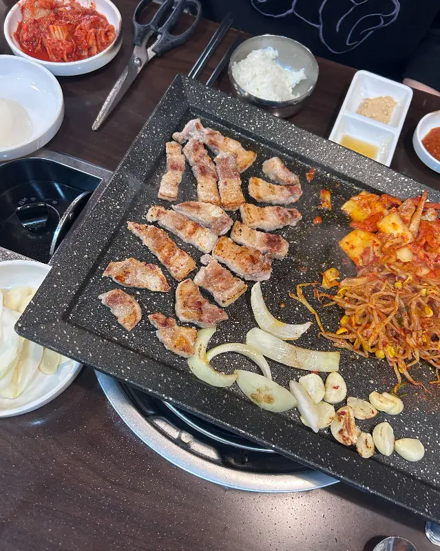 불판 위 삼겹살