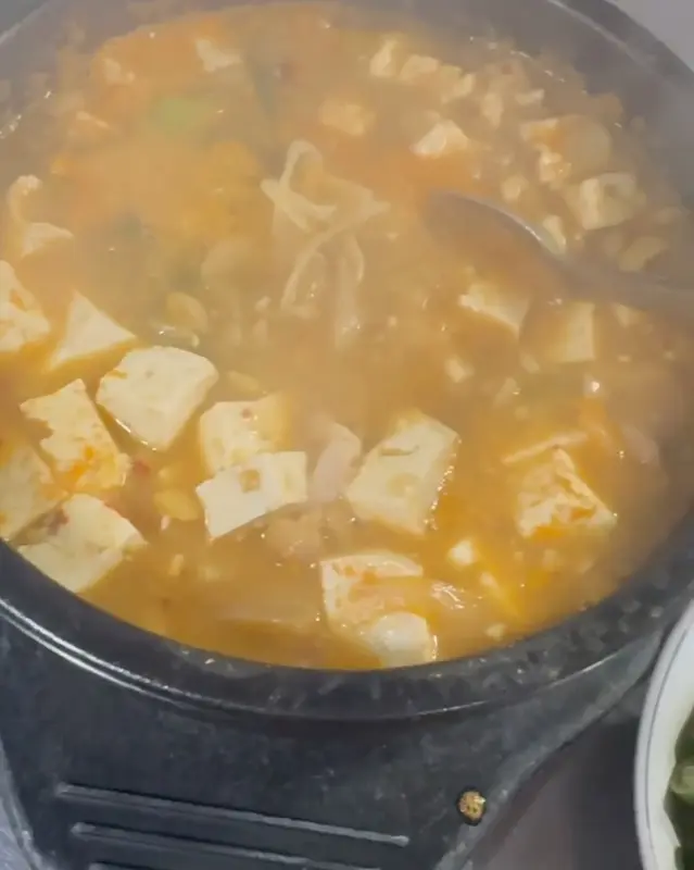 뚝배기에 담겨져 나오는 청국장