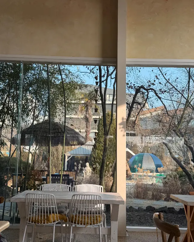 헤이블루 매월점의 통창 뷰