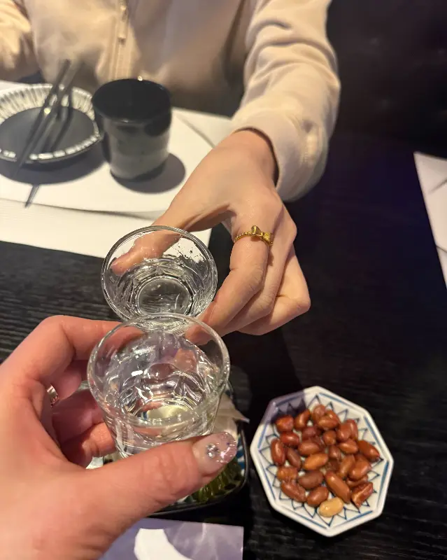 하이볼을 들고 건배하는 모습