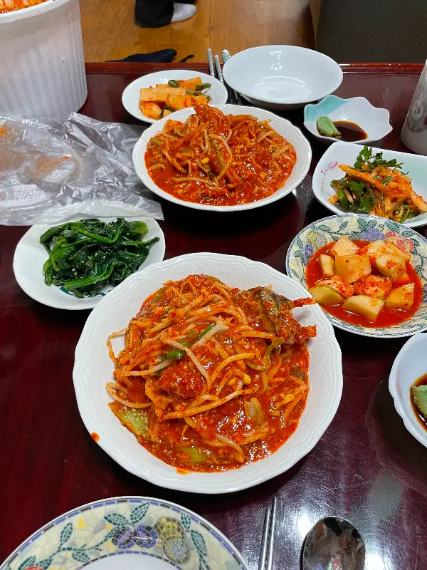 다양한 밑반찬과 아구찜