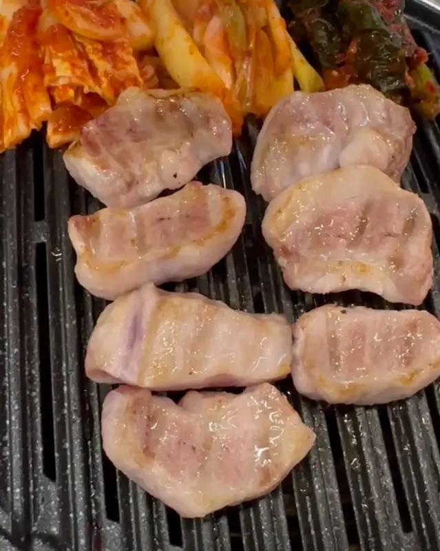 잘 익은 삼겹살과 김치