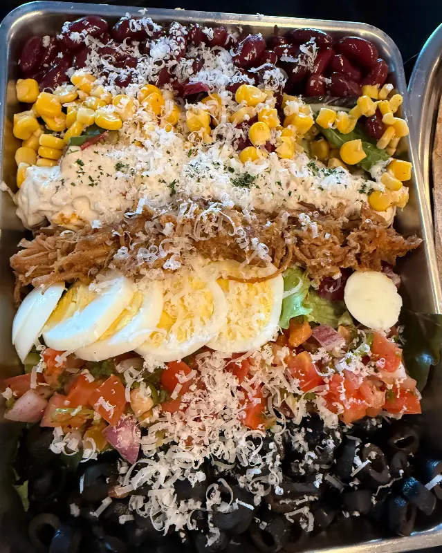 다채로운 색감의 콥샐러드