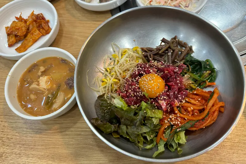 싱싱한 육회와 채소가 듬뿍 들어간 생고기 비빔밥