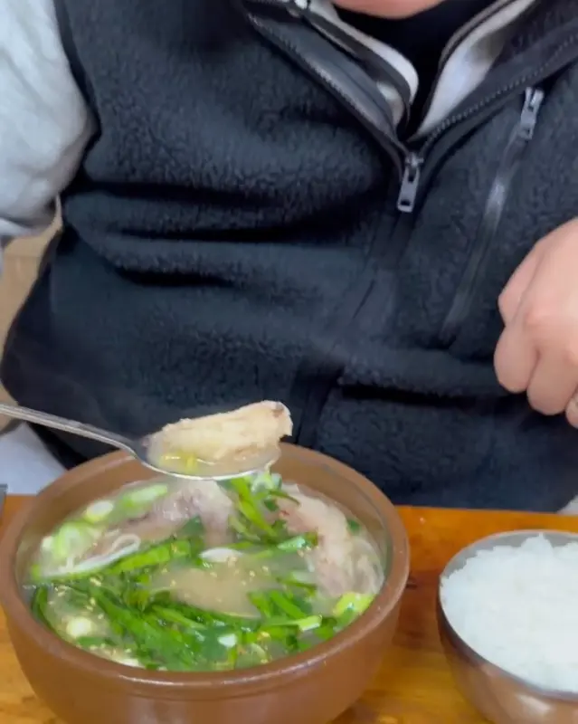 설렁탕 국물에 밥 말아 한 입