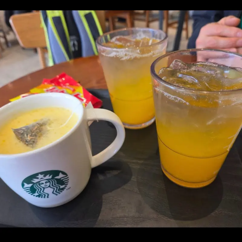 스타벅스 음료와 티