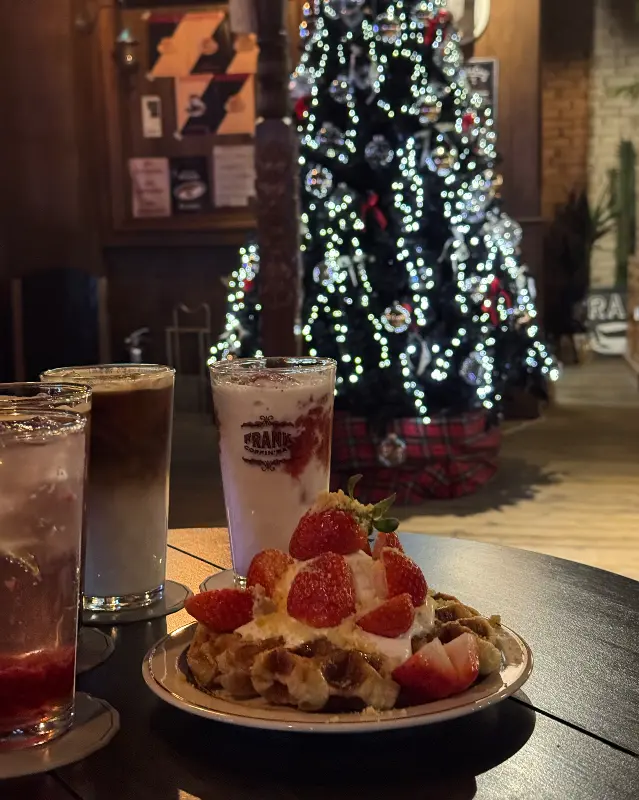 음료와 딸기 크로플