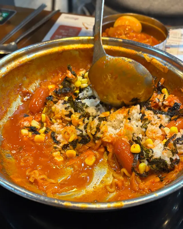 볶음밥 재료를 넣고 볶는 모습