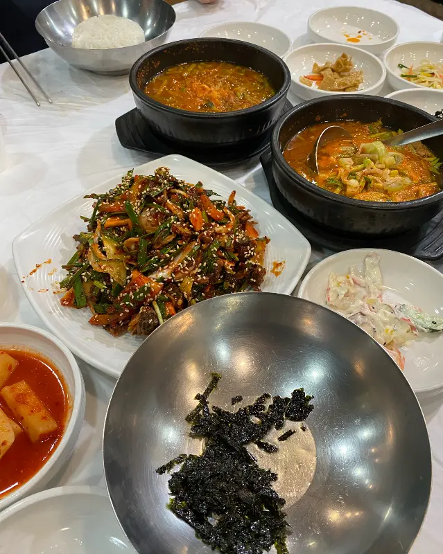 테이블 위에 차려진 굴비백반과 애호박찌개, 조개무침.