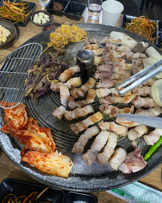 다양한 밑반찬과 함께 구워지는 삼겹살