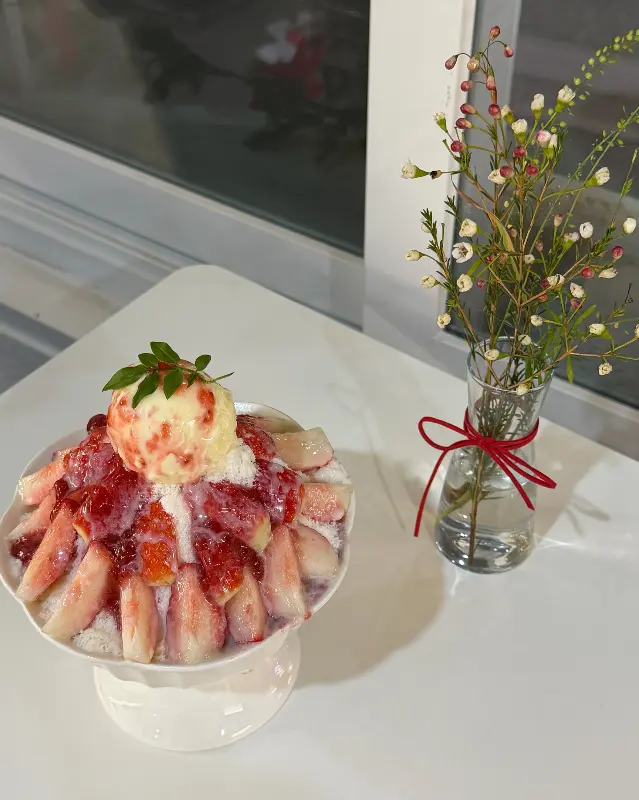 딸기빙수와 꽃