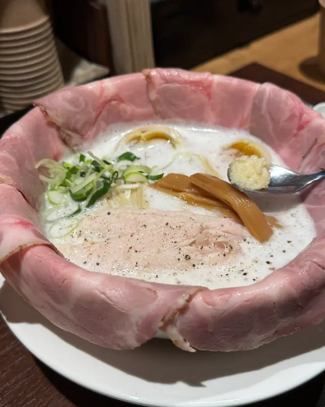 차슈로 가득 둘러싸인 토리파이탄 라멘