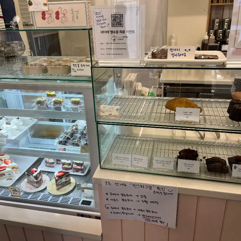 다양한 디저트가 진열된 쇼케이스