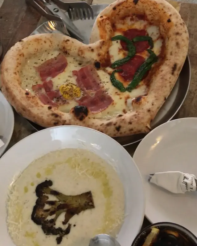 사랑스러운 하트 모양, 하프앤하트 피자의 비주얼