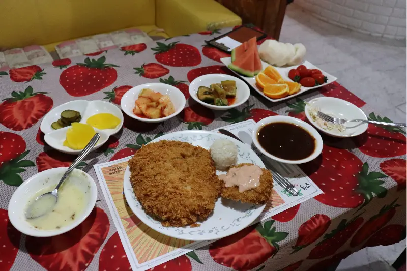 딸기 무늬 테이블보가 인상적인 식탁