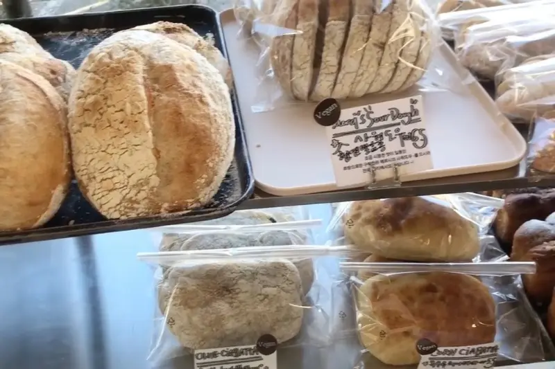 다양한 종류의 빵이 진열된 모습