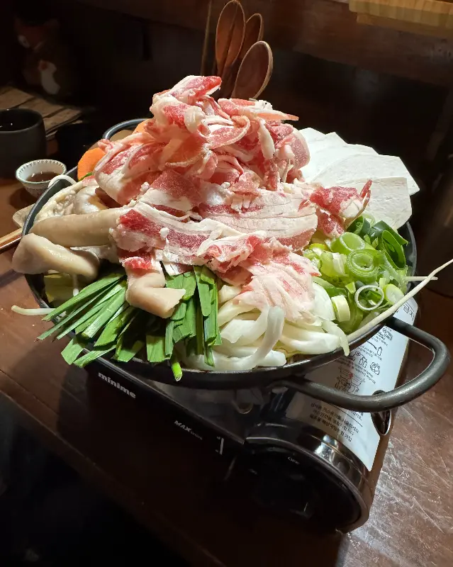 푸짐하게 담긴 우삼겹 곱창 전골