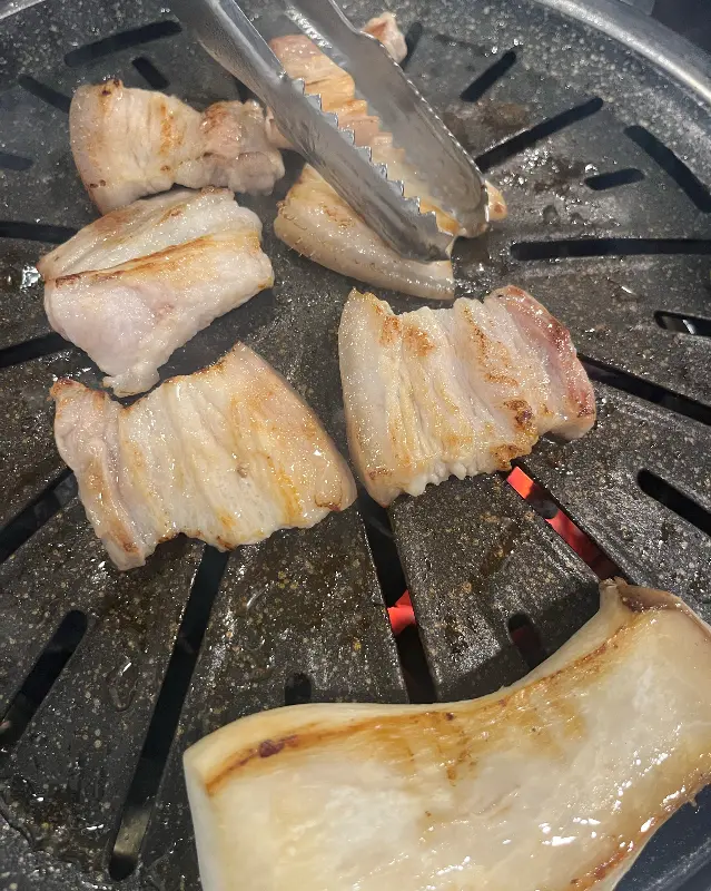 노릇하게 구워진 삼겹살