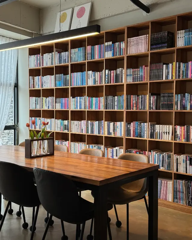 카페 내부 전경. 높은 책장이 인상적이다.
