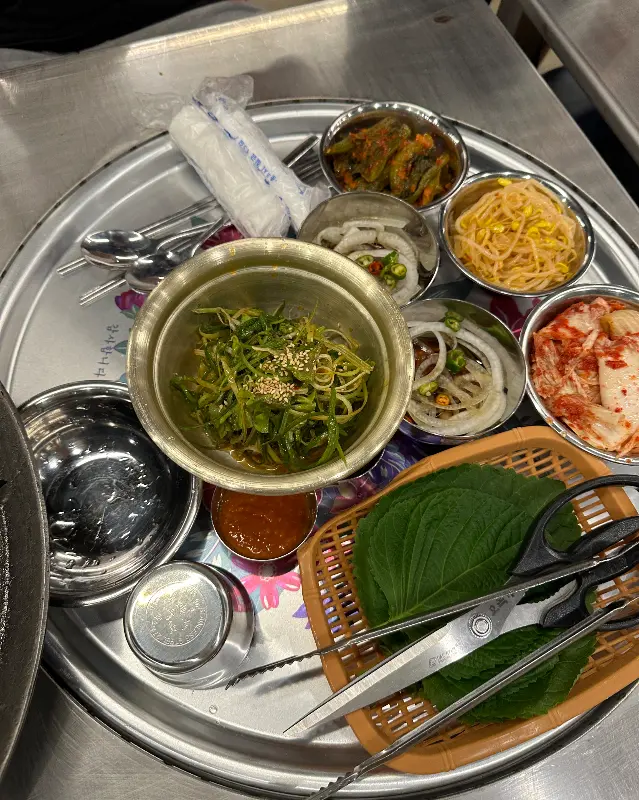 다양한 밑반찬이 담긴 쟁반