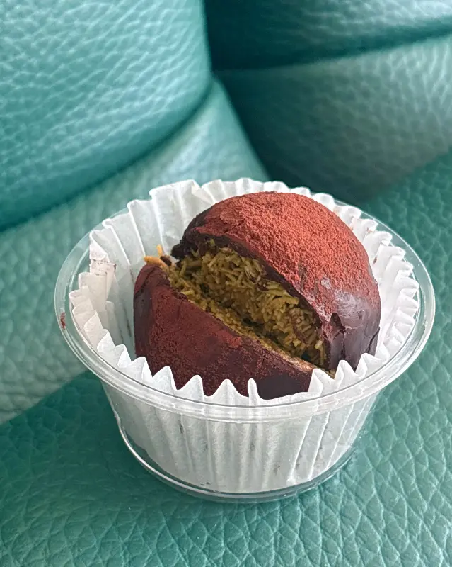 반으로 갈라진 두바이 찹쌀도너츠의 단면