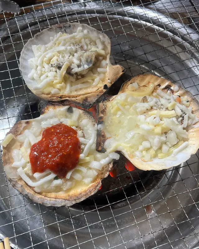 불판 위에서 익어가는 치즈 가리비