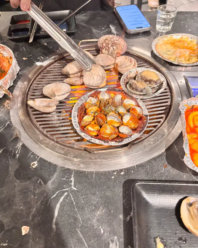 불판 위에서 익어가는 조개들